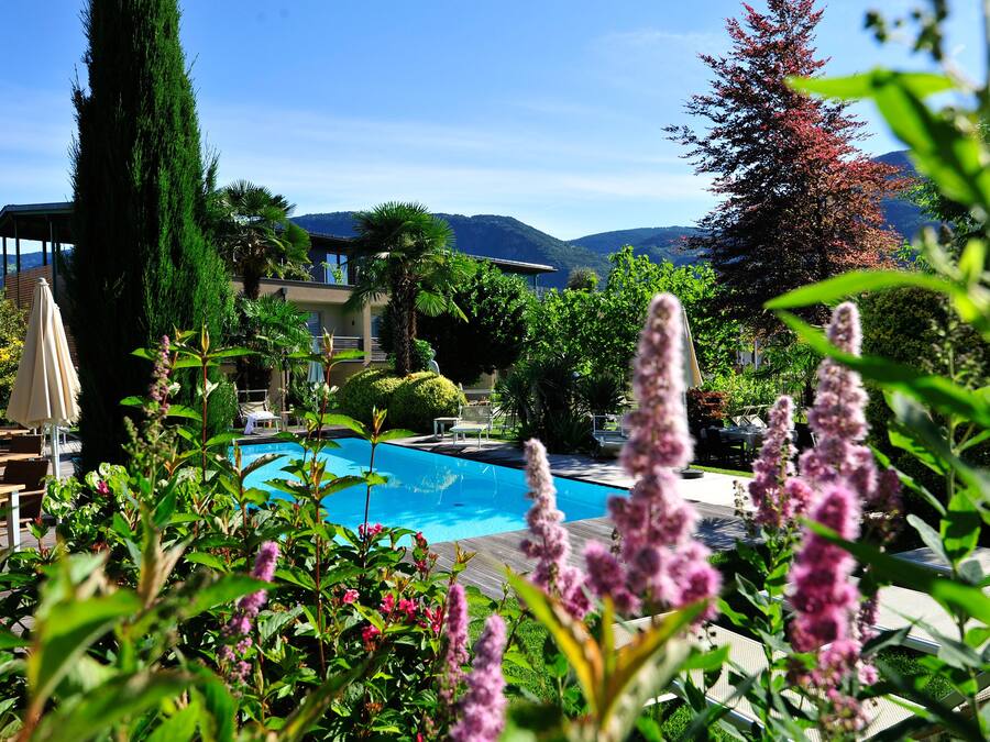 Una piscina techada, una piscina al aire libre de temporada