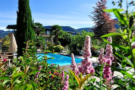 Innenpool, Außenpool (je nach Saison geöffnet), Liegestühle