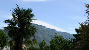 Une table mise pour le petit-déjeuner, avec vue sur une montagne et une piscine.