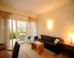 Leilighet – deluxe, 2 soverom (Family) | Oppholdsområde | Flatskjerm-TV og bordtennis