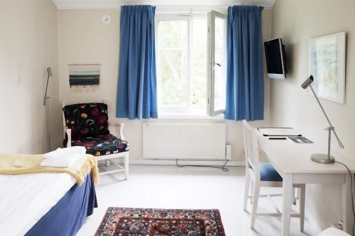 シングルルーム | 高級寝具、デスク、遮光カーテン、アイロン / アイロン台
