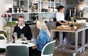 Déjeuner et dîner servis sur place
