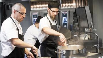Una cocina profesional con chefs preparando comida.