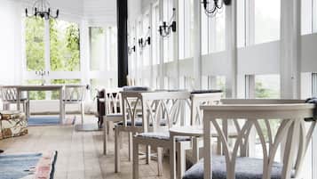Mittagessen und Abendessen, lokale Küche