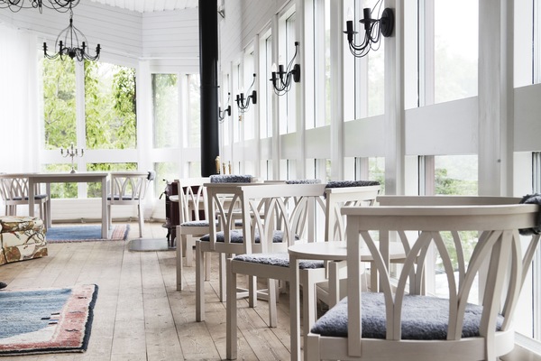 Lunch och middag serveras, njut av de goda smakerna från lokala rätter.