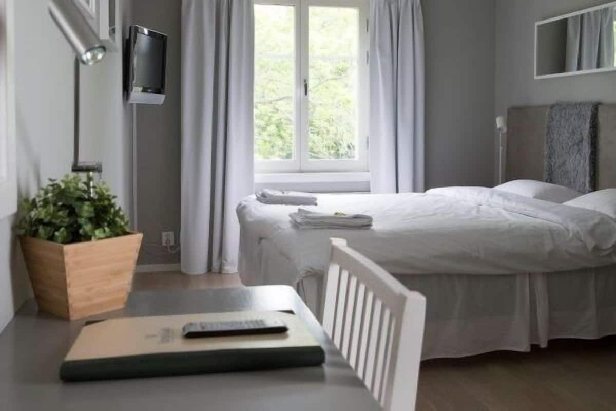 room, 1 queen bed | premium bedding, desk, blackout curtains, iron/ironing board