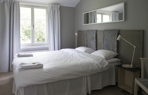 Phòng, 1 giường cỡ queen | Bộ đồ giường cao cấp, bàn, màn/rèm cản sáng