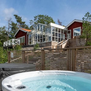 A modern house with a hot tub and a wooden deck. - Skeviks Gård (Värmdö)