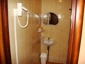 Standard-Dreibettzimmer, 3 Einzelbetten | Badezimmer | Haartrockner, Handtücher