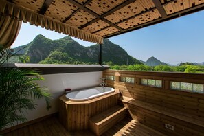 Suite with Mountain View | Bathroom | Free toiletries, hair dryer, slippers, towels - Moon Flower Hotel (Guilin)