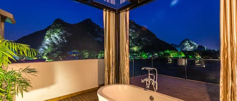 Deluxe Double Room with Mountain View | Bathroom | Free toiletries, hair dryer, slippers, towels