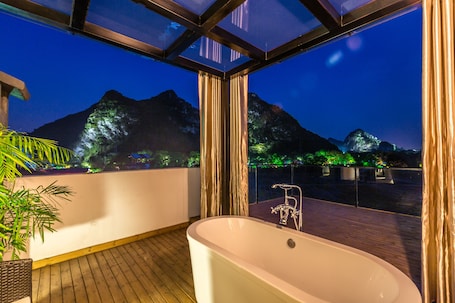 Deluxe Double Room with Mountain View | Bathroom | Free toiletries, hair dryer, slippers, towels