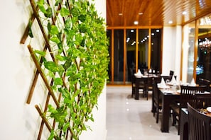 朝食、ランチ、ディナー、ブランチに営業