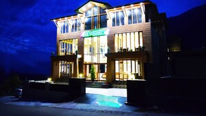 Property entrance - The Serenity Resort & Spa (Manali)
