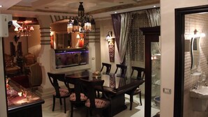 Full-sized fridge, oven, stovetop, electric kettle - Fully furnished luxury apartment (Cairo)