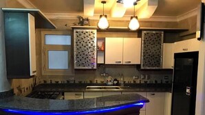 Full-sized fridge, oven, stovetop, electric kettle - Fully furnished luxury apartment (Cairo)
