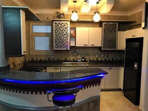 Full-sized fridge, oven, stovetop, electric kettle - Fully furnished luxury apartment (Cairo)