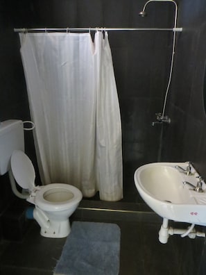Habitación superior con 1 cama doble o 2 individuales, 1 cama de matrimonio | Baño | Ducha, artículos de higiene personal gratuitos y secador de pelo
