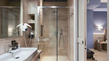 Camera Deluxe, balcone, sul cortile | Bagno | Doccia, soffione a pioggia, set di cortesia gratuito, asciugacapelli