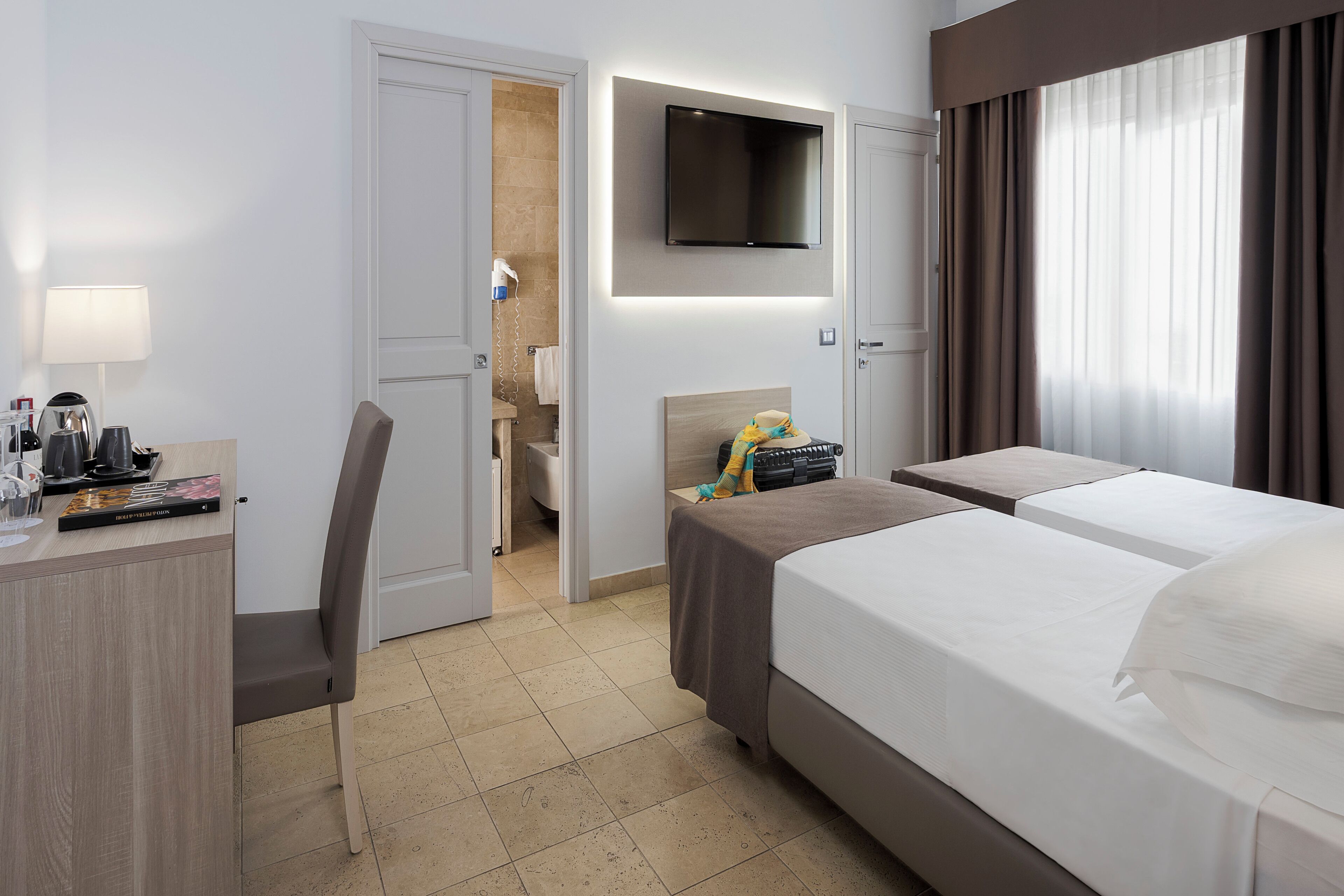 Phòng đôi hoặc 2 giường đơn phong cách cổ điển | Bộ đồ giường cao cấp, chăn bông, minibar, két bảo mật tại phòng 