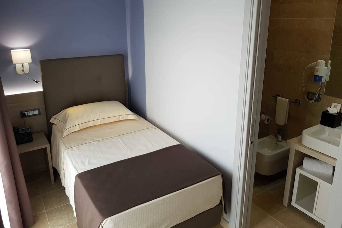 Eenpersoonskamer | Luxe beddengoed, een minibar, een kluis op de kamer, een bureau