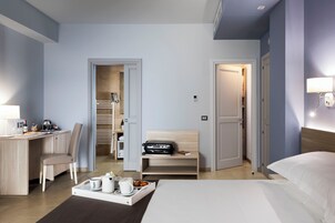 Ropa de cama de alta calidad, cubrecamas y minibar 