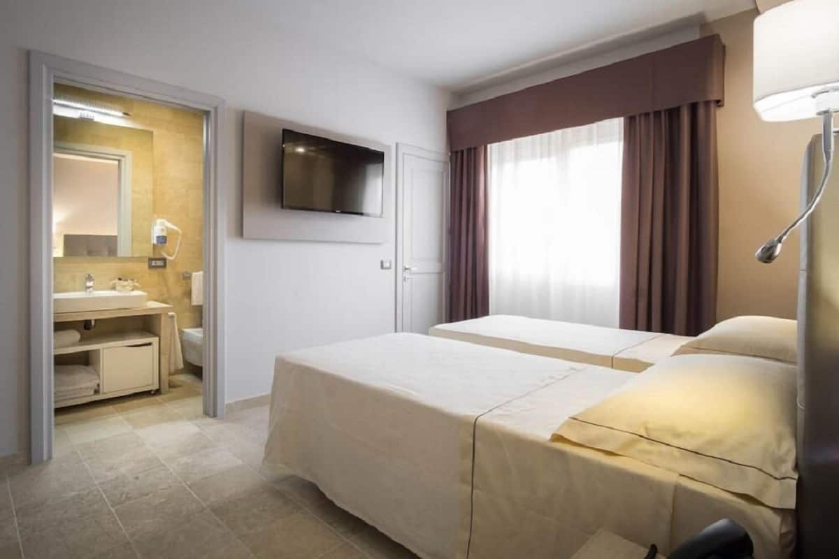 Roupas de cama premium, edredons de pluma, frigobar, cofres nos quartos