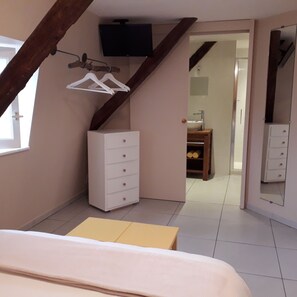 Chambre Double, salle de bains privée (Crocus) | Salle de bain | Douche, articles de toilette gratuits, sèche-cheveux
