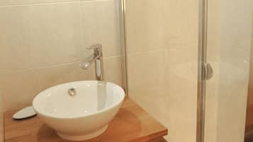 Cottage (Lou Blat) | Salle de bain | Douche, articles de toilette gratuits, sèche-cheveux