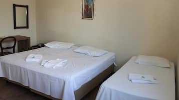 Una habitación de hotel con dos camas, un escritorio y una silla.