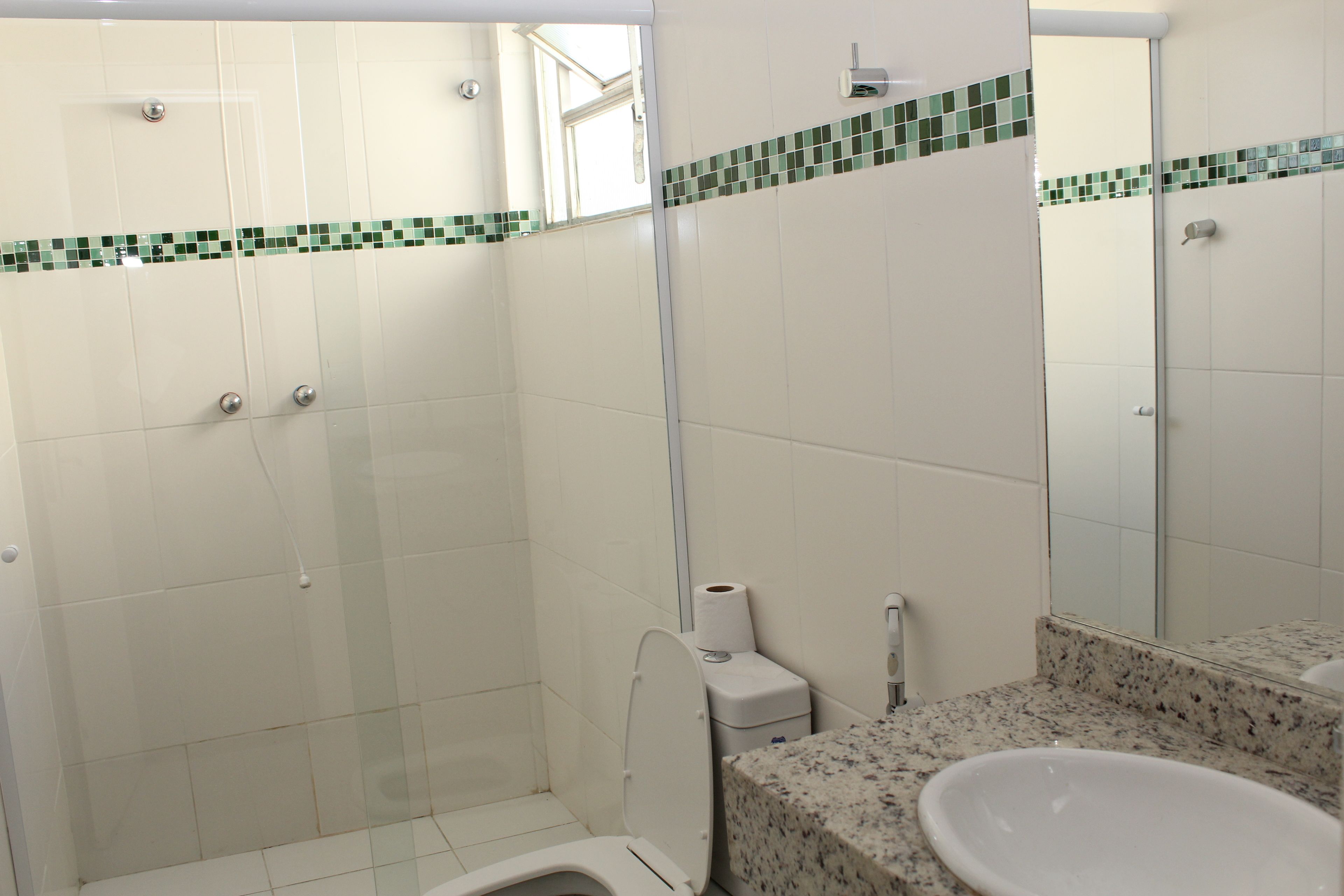 Camera con letto matrimoniale o 2 letti singoli | Bagno | Doccia, set di cortesia gratuito, asciugamani