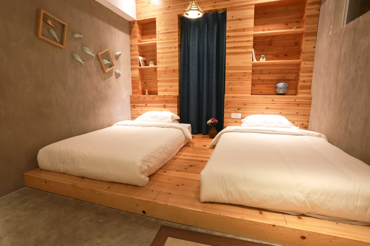 Habitación clásica con 2 camas individuales | Escritorio, cortinas blackout y tabla de planchar con plancha