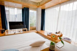 白露180度观岚大床房 | 办公桌、遮光窗帘、熨斗/熨板、免费 WiFi