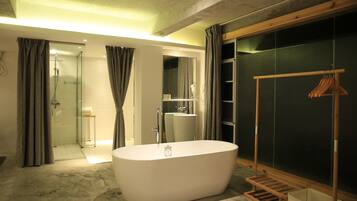 Suite | Bathroom | Free toiletries, hair dryer, slippers, towels
