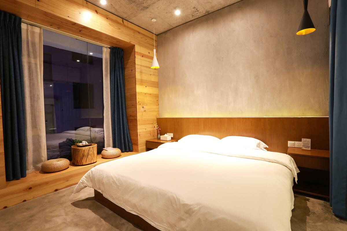 Habitación doble Confort | Escritorio, cortinas blackout y tabla de planchar con plancha