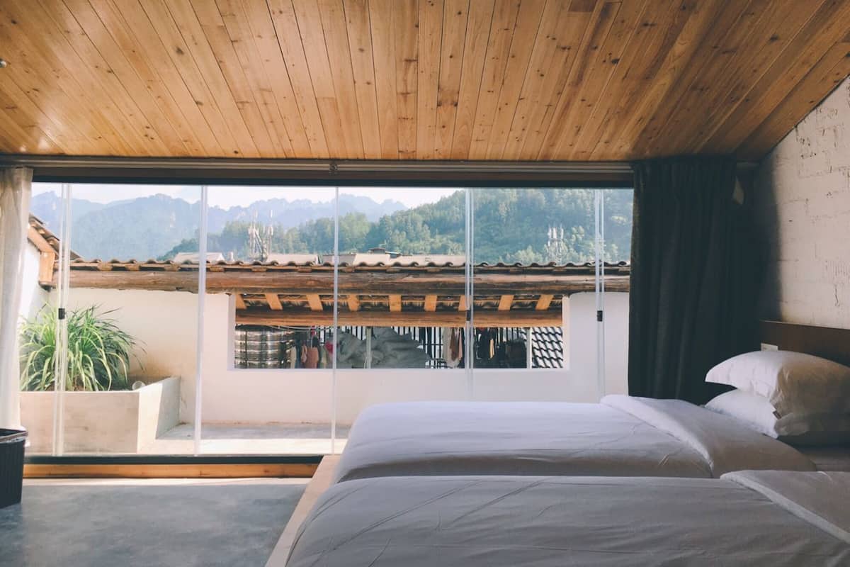 Habitación de diseñador con 2 camas individuales | Escritorio, cortinas blackout y tabla de planchar con plancha