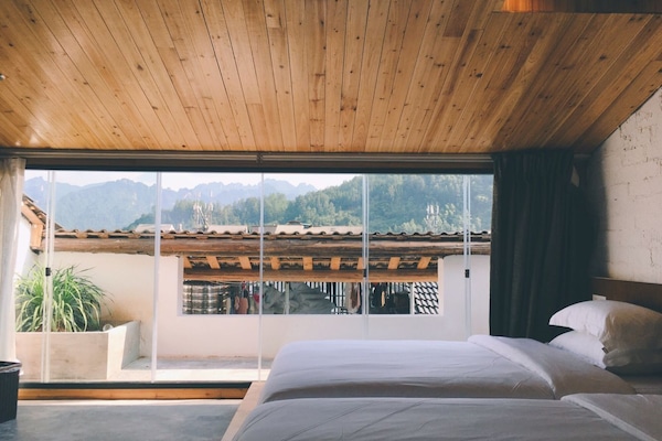 Escritorio, cortinas blackout y tabla de planchar con plancha