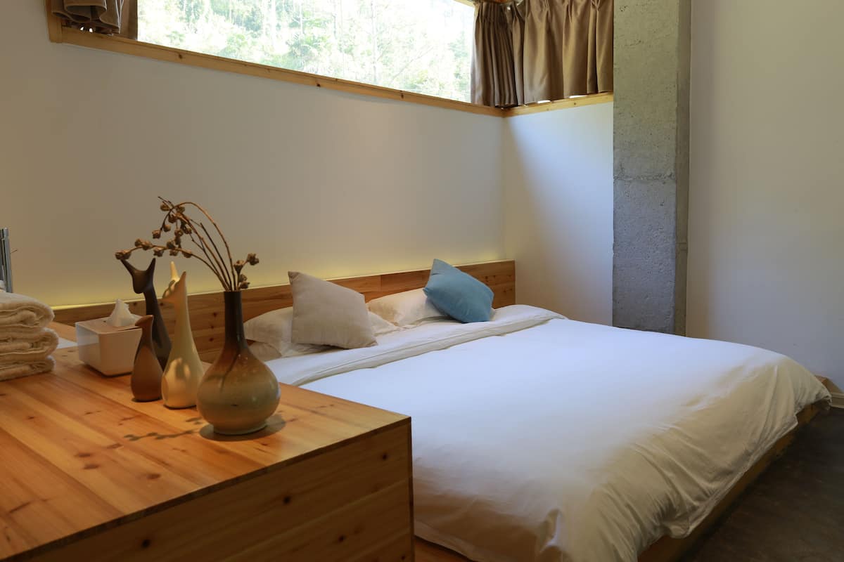 Habitación familiar | Escritorio, cortinas blackout y tabla de planchar con plancha