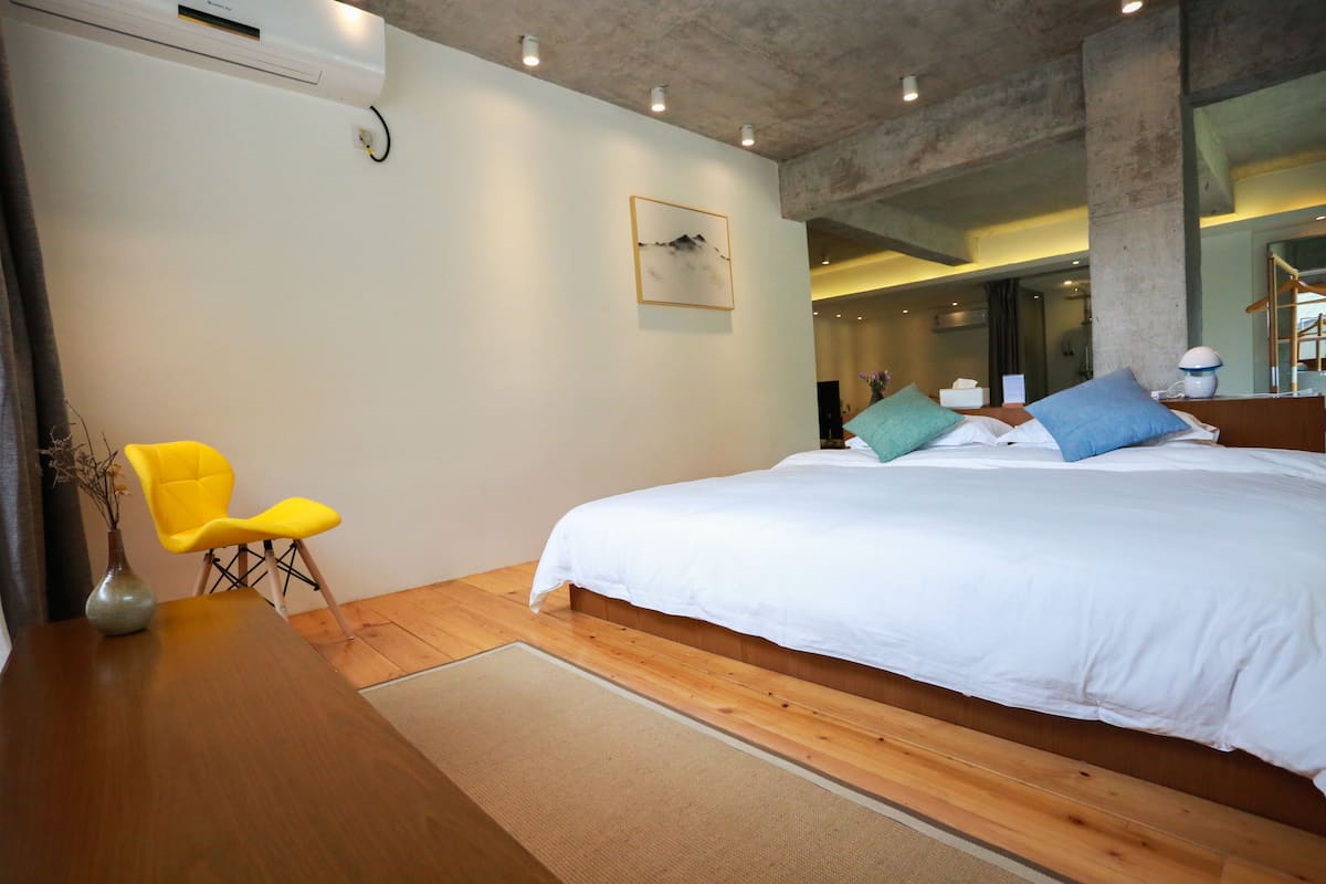 Suite | Escritorio, cortinas blackout y tabla de planchar con plancha