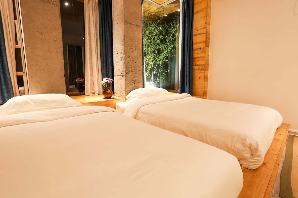 Habitación estándar con 2 camas individuales | Escritorio, cortinas blackout y tabla de planchar con plancha