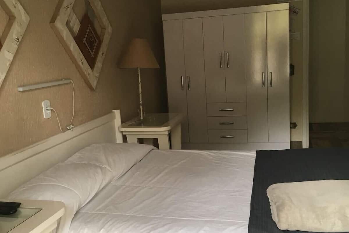 Habitación doble | Minibar, cunas gratuitas, ropa de cama