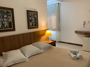 Frigobar, cortinas blackout, ferros/tábuas de passar roupa