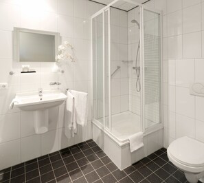 Apartament, 1 dormitori | Bany | Dutxa, tovalloles i paper higiènic 