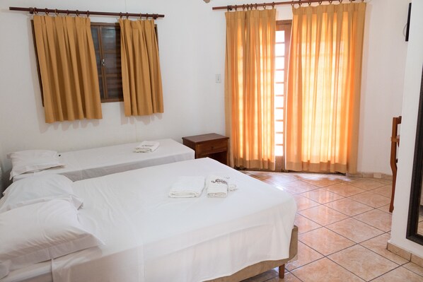 Chambre Triple | Minibar, bureau, fer et planche à repasser, Wi-Fi gratuit