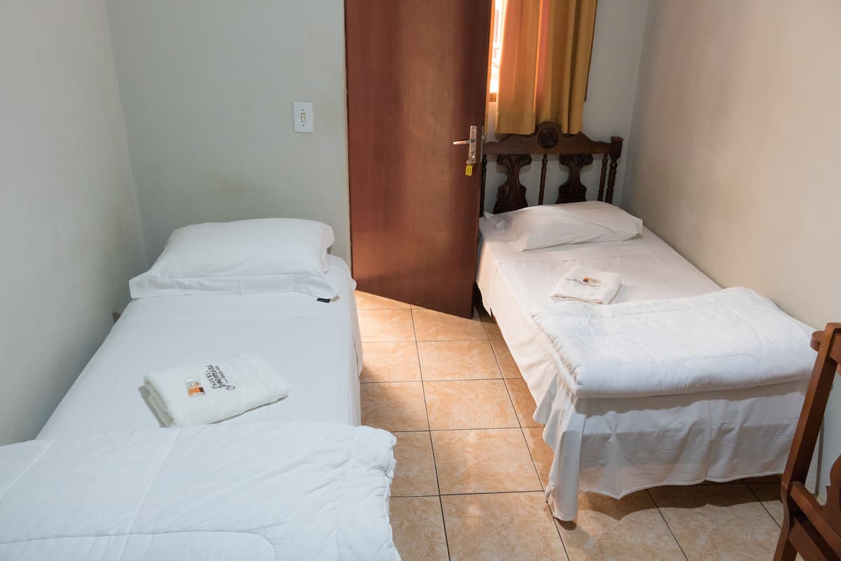 Double or Twin Room | Bar mini, meja, seterika/papan seterika, Wi-fi percuma