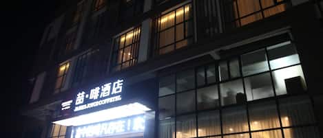 Fachada de la propiedad por la tarde o noche