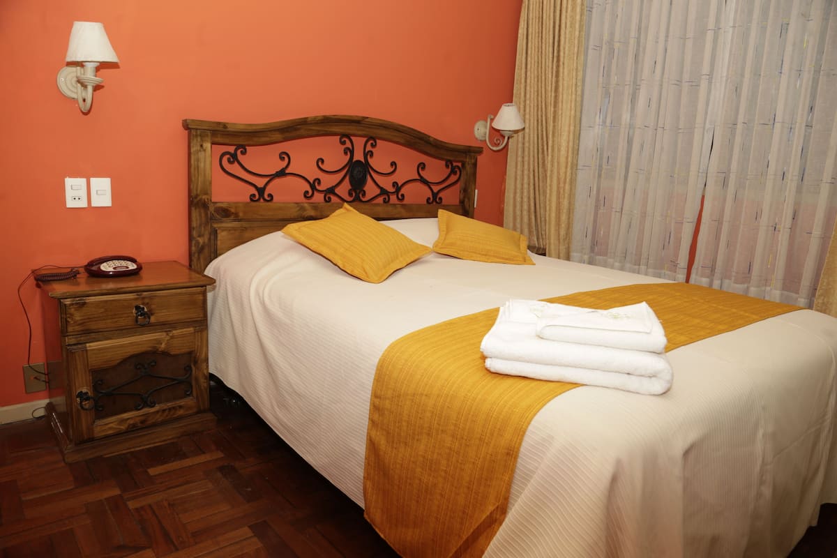 Habitación doble de uso individual, 1 cama doble | Caja fuerte y wifi gratis