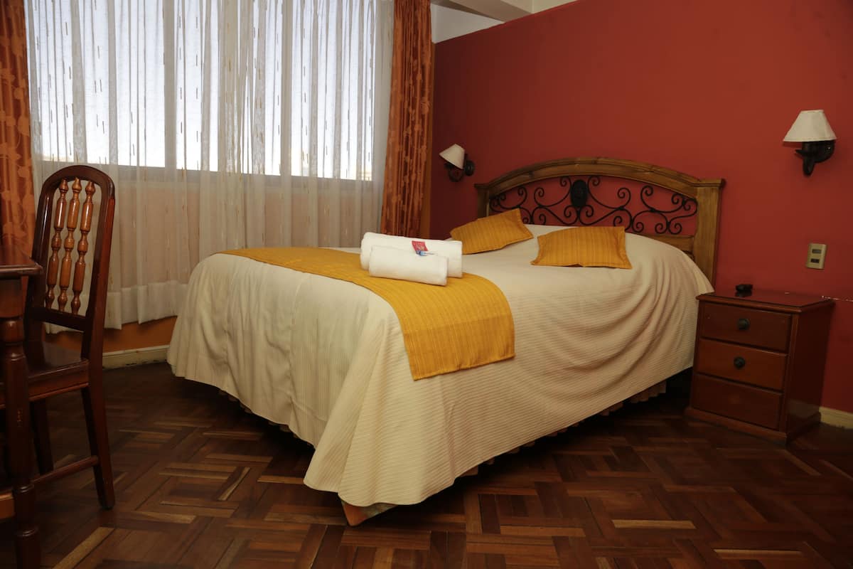 Habitación doble, 1 cama doble | Caja fuerte y wifi gratis
