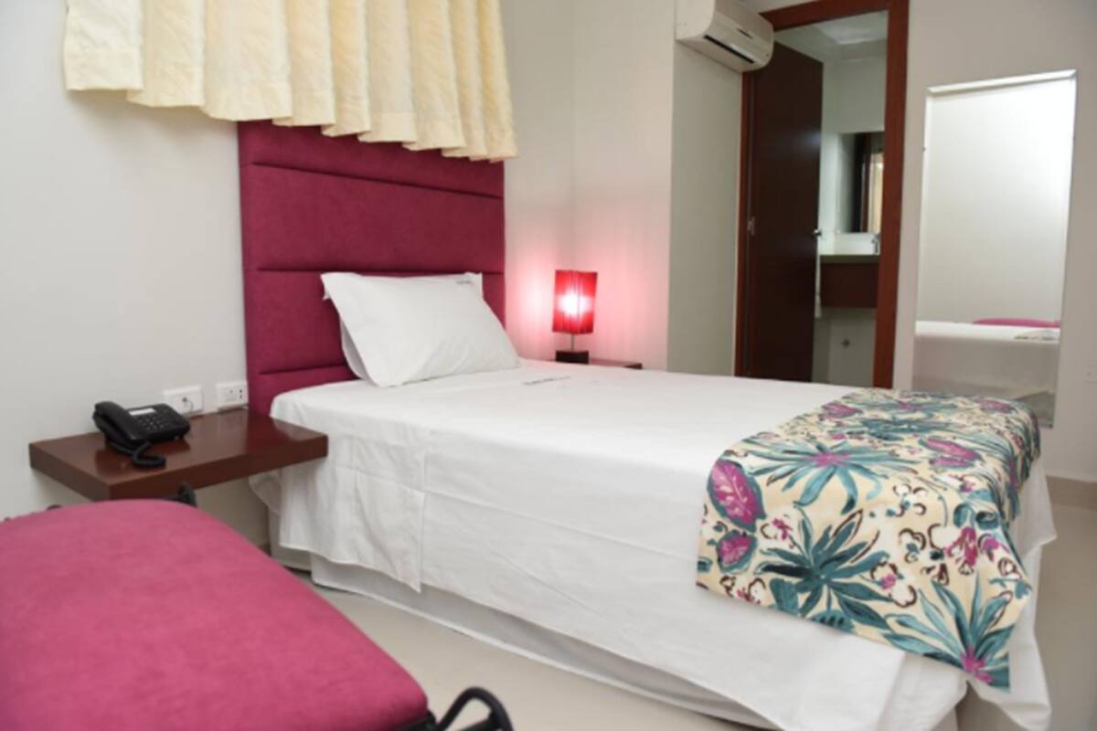 Premium bedding, minibar, desk, free WiFi