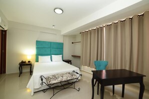 Premium bedding, minibar, desk, free WiFi